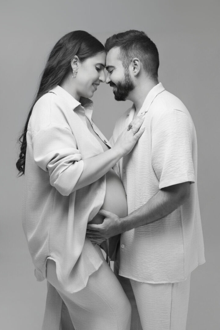 Fotos en pareja de estudio de embarazo en Sevilla Fotos en pareja de estudio de embarazo en Sevilla