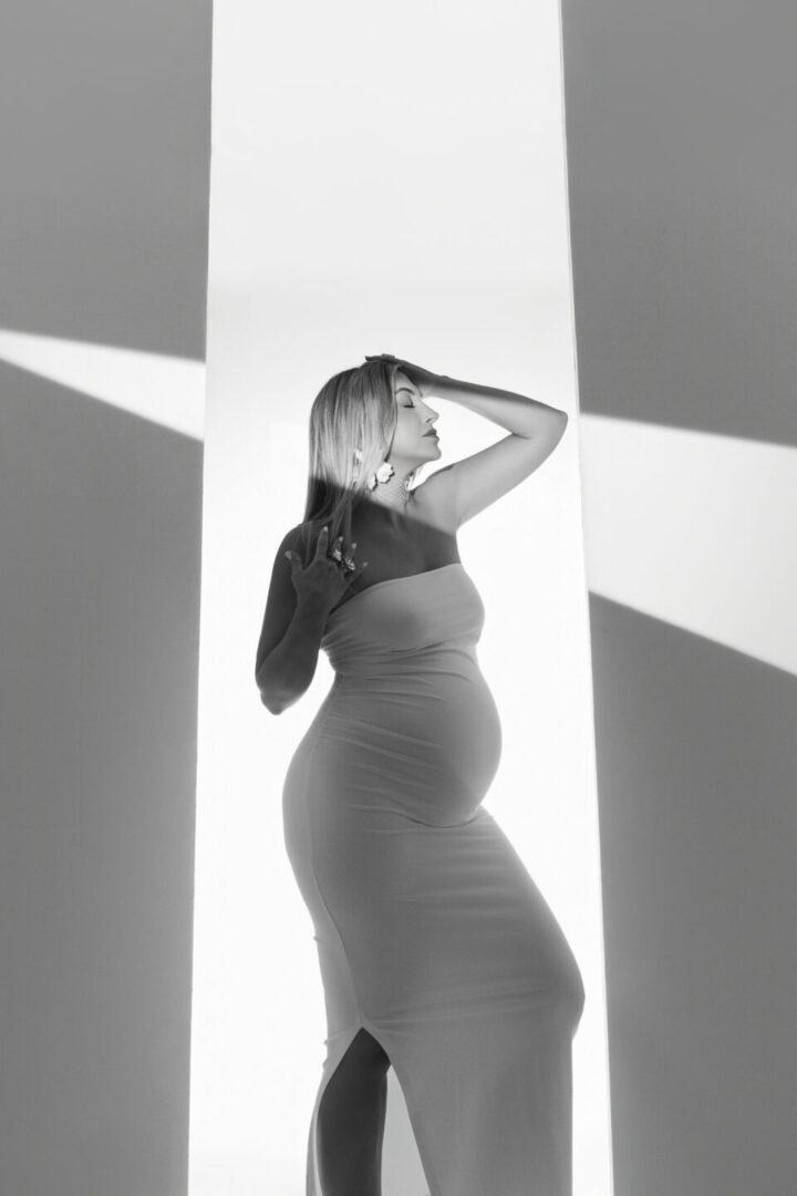 Fotografía con iluminación bonita de premamá en Sevilla Fotografía con iluminación bonita de premamá en Sevilla